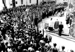 Domenica 4 giugno 1967 una folla partecipa all'inaugurazione del monumento (dal libro Buschesi - 2012 Fusta Editore)